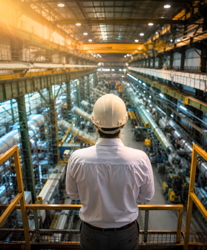 Eletricista instalando cabos em canteiro de obras industrial